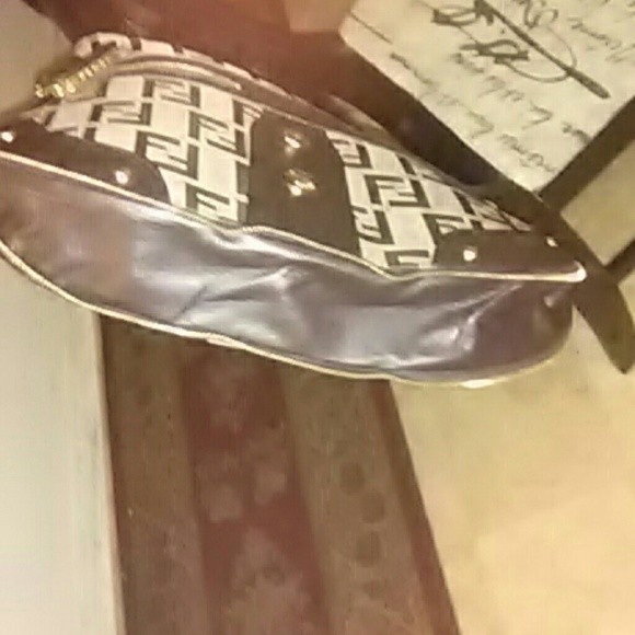 Fendi purse, like new!! Also in perfect condition! - Picture 4 of 7